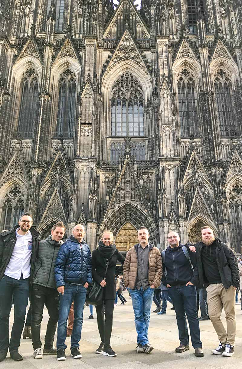 Wortspiel-Team vor dem Kölner Dom